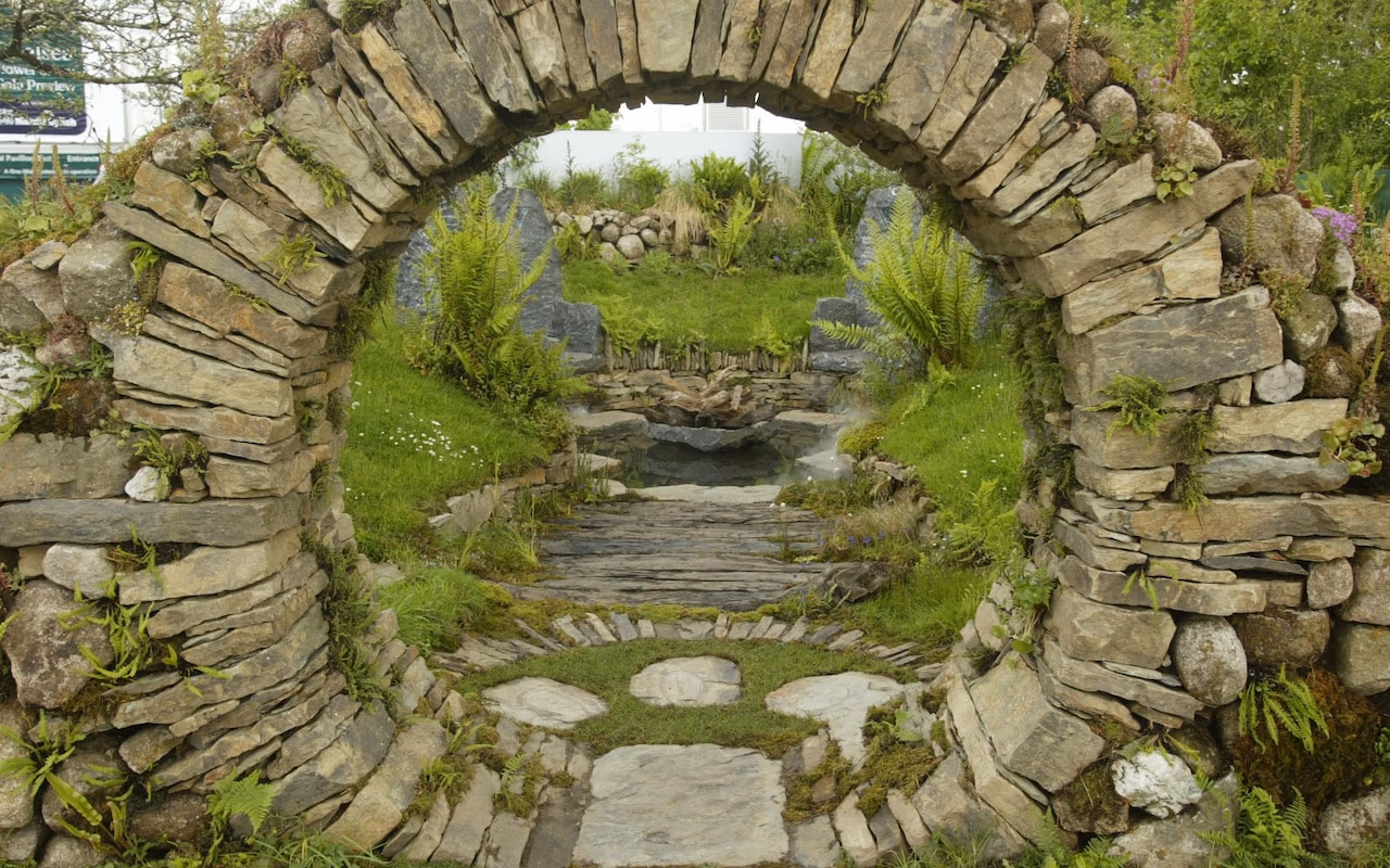 Mary Reynolds' Celtic Sanctuary & Kew - 2002 Chelsea flower show